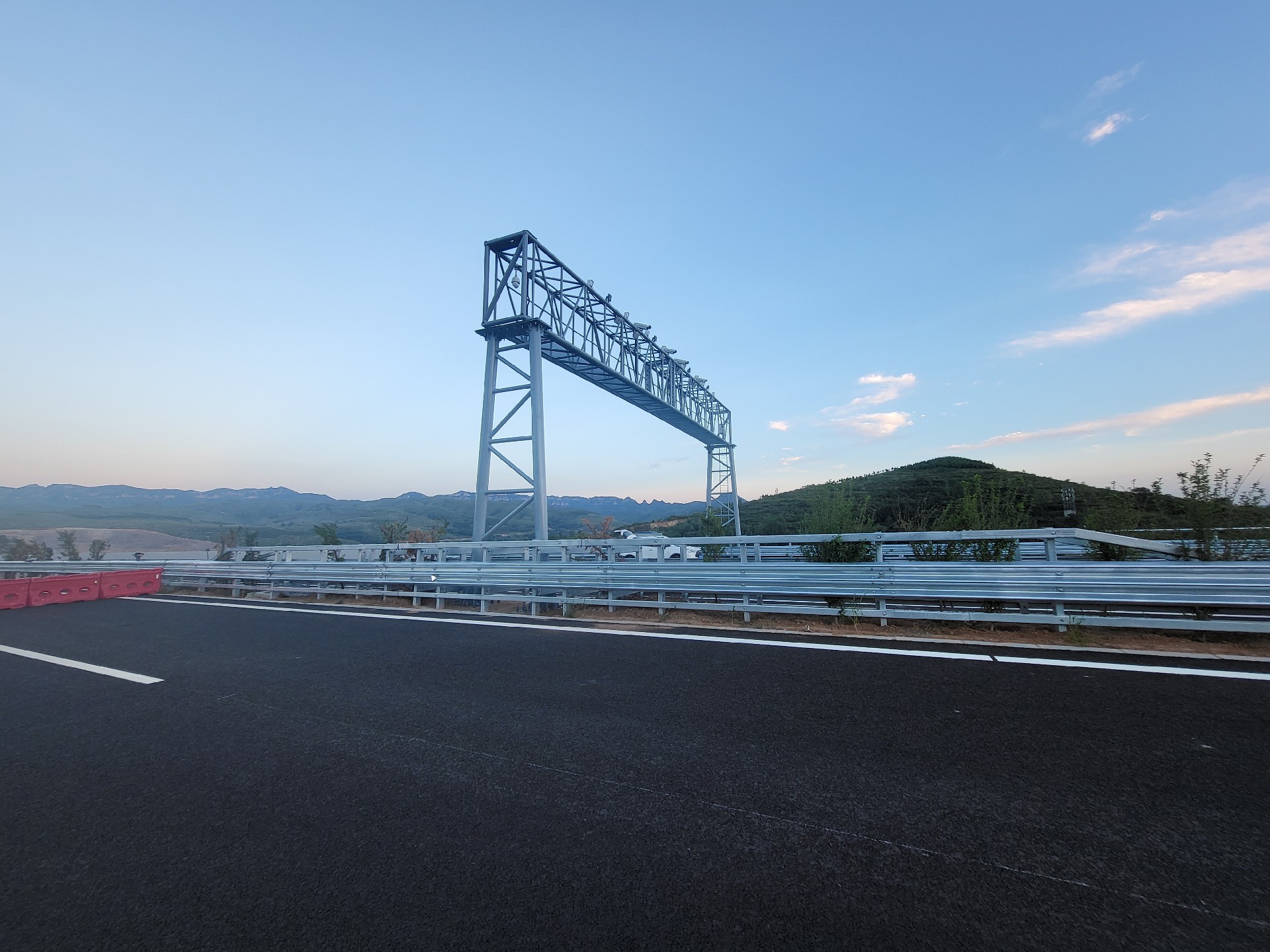 濟(jì)濰交安二標(biāo) 門架護(hù)欄2023.09