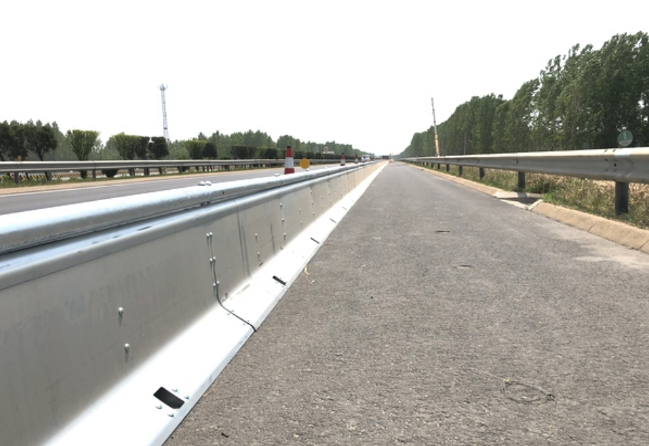 陜西西安京昆高速700H移動(dòng)鋼護(hù)欄