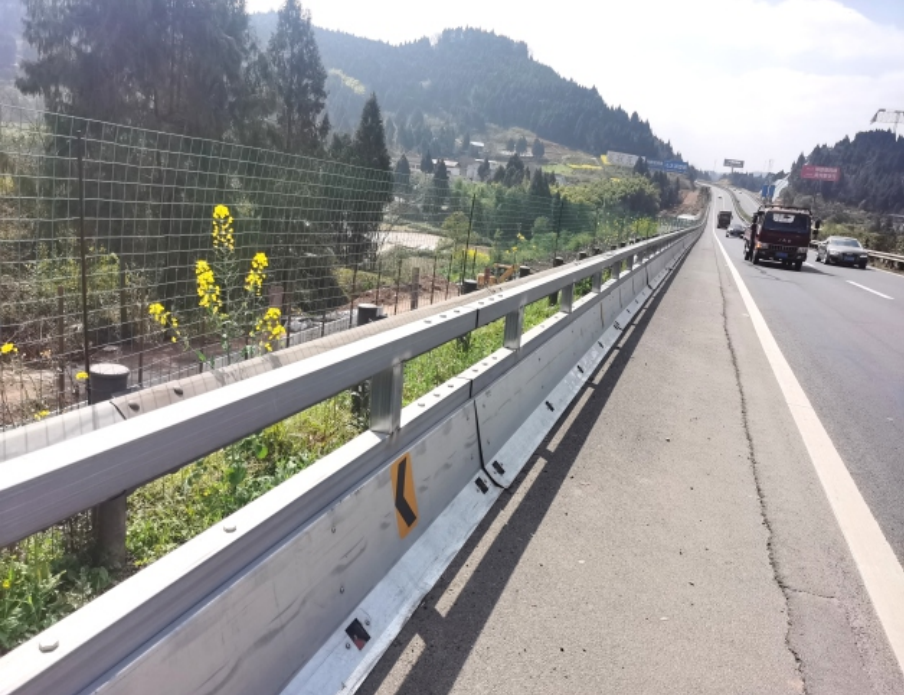 成南高速900H高SB級(jí)移動(dòng)鋼護(hù)欄